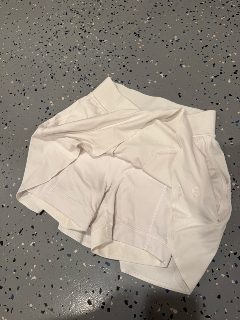 lululemon athletica v-waist mid-rise White Tennis Skort size 2 - Picture 5 of 5